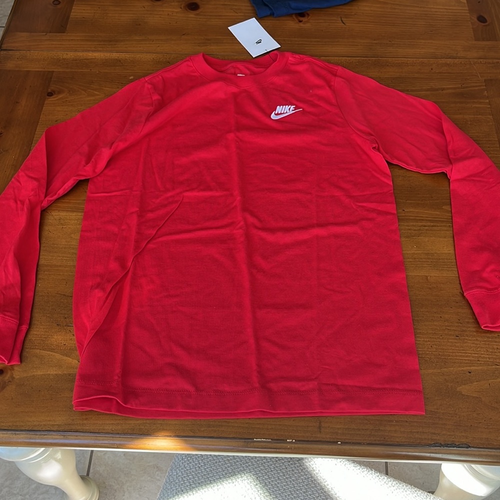 Nike Boys’ Sportswear Long Sleeve Tee Size YL in Red